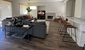 Smart TV, caminetto, lettore DVD