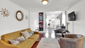 Smart TV, offices - Open Flat by Park & Metro (Philadelphia)