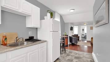 Réfrigérateur, four à micro-ondes, un four, surface de cuisson