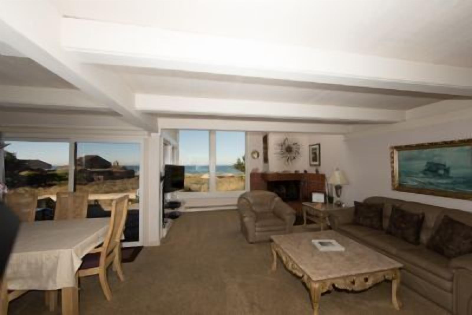 Monterey Dunes Beachfront surf sand and private hot tub...Book now without waiting!