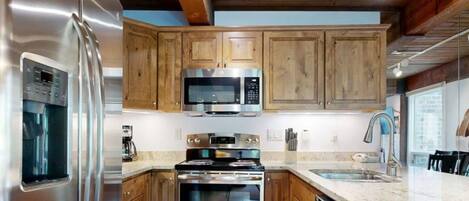 Frigorifero, microonde, forno, piano cottura