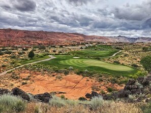 Ein Golfplatz mit einer Wüstenlandschaft im Hintergrund.