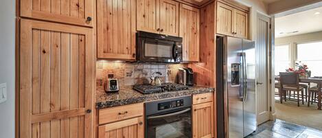 ثلاجة، ميكروويف، فرن، موقد طهي مسطح