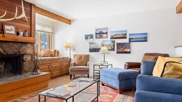 Televisión y chimenea