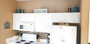 Fridge, microwave, oven, stovetop - Within 5 minutes of Pier Park! Newly refreshed & quiet! (Panama City Beach)