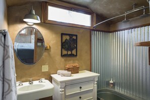 Shower, hair dryer, towels, soap - Cabin in the Wine Country-Surrounded by vineyards (Templeton)