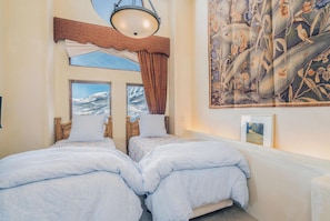 3 habitaciones, tabla de planchar con plancha, wifi y ropa de cama 