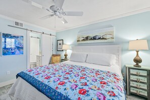 1 bedroom, iron/ironing board, free WiFi, bed sheets - BeachFront! pool, grills, wifi, Bch Svc, Kitchen (Destin)