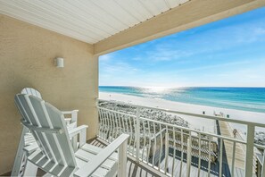 Property grounds - BeachFront! pool, grills, wifi, Bch Svc, Kitchen (Destin)