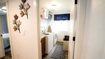 6 bedrooms, iron/ironing board, WiFi, bed sheets