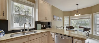 4BR, privat pool, lätt promenad till stranden: Under ny förvaltning!