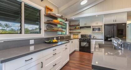 Charming and Immaculate - Walkable to Beach and Town - Sleeps 10