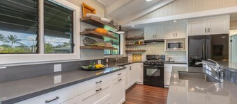 Charming and Immaculate - Walkable to Beach and Town - Sleeps 10