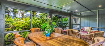 Charming and Immaculate - Walkable to Beach and Town - Sleeps 10