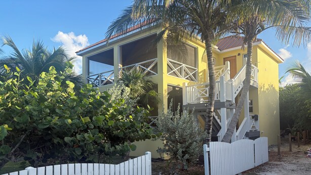 En toetagers bygning med balkon og hvid stakhegn.