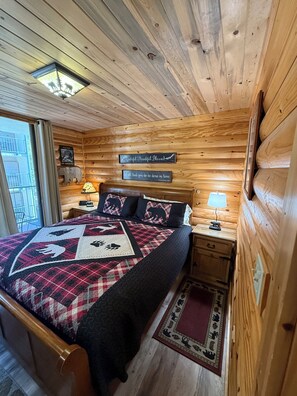 1 bedroom, iron/ironing board, free WiFi, bed sheets - Downtown, Nice Furnishings, Clean & Cozy, W/ Fireplace, Indoor & Outdoor Pools (Gatlinburg)