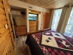 1 bedroom, iron/ironing board, free WiFi, bed sheets - Downtown, Nice Furnishings, Clean & Cozy, W/ Fireplace, Indoor & Outdoor Pools (Gatlinburg)