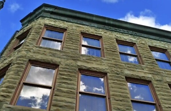 Un bâtiment doté d’une façade en pierre et de nombreuses fenêtres.