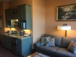 Een smart-tv, een dvd-speler, een stereo en een kantoor