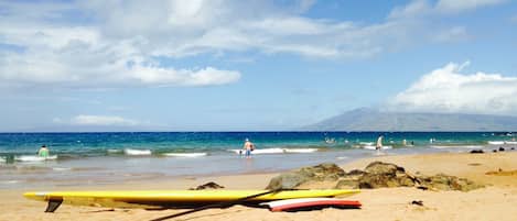 Chaises longues, serviettes de plage