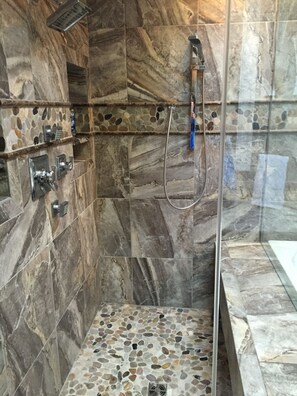 Ensemble baignoire-douche, baignoire à remous, séchoir à cheveux