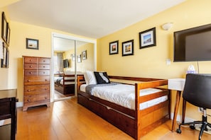 2 bedrooms, desk, iron/ironing board, WiFi