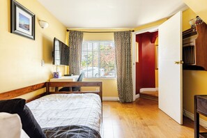 2 bedrooms, desk, iron/ironing board, WiFi