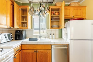Coffee/tea maker, fridge, microwave, oven