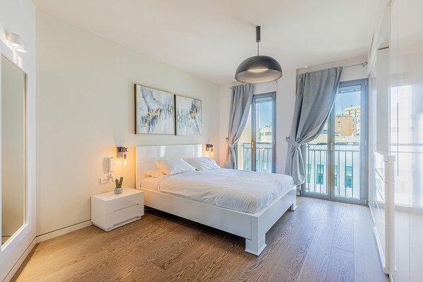 2 bedrooms, in-room safe, desk, iron/ironing board