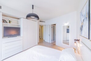 2 bedrooms, in-room safe, desk, iron/ironing board