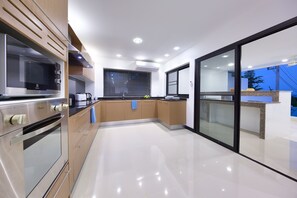 4-Bedroom with Private Pool | Cuisine privée | Grand réfrigérateur, micro-ondes, four, plaque de cuisson