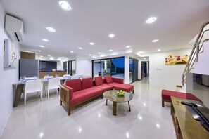 4-Bedroom with Private Pool | Coin séjour | Télévision à écran plat de 40 pouces avec chaînes par satellite