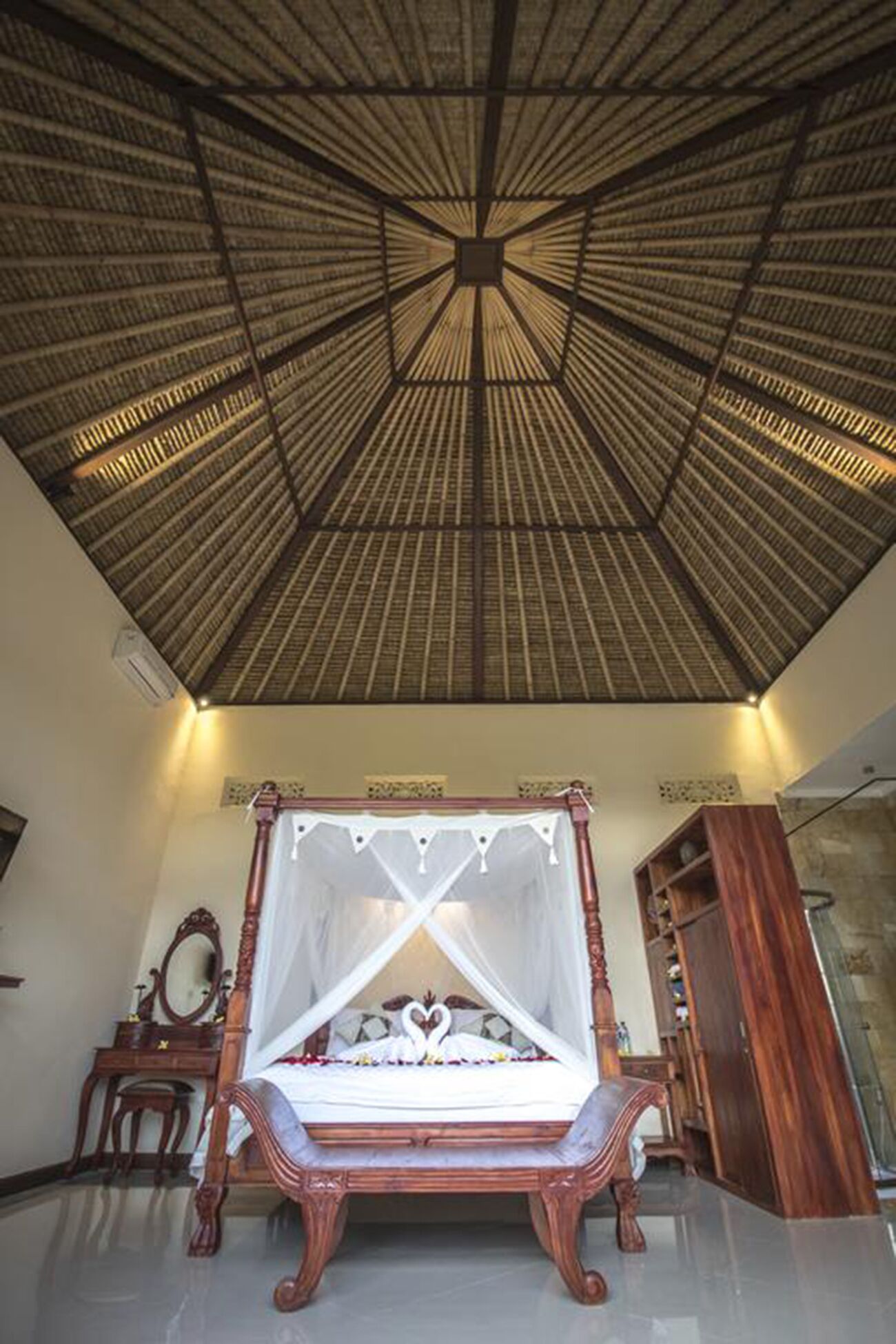 2 slaapkamers, een strijkplank/strijkijzer, internet, beddengoed