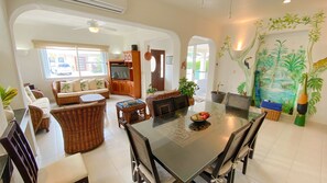 Smart TV, DVD player, stereo - Casa Tomas Playacar - 4 Bed 4.5 bath Beach House with Pool in gated community (Playa del Carmen)