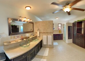 Fridge, microwave, oven, stovetop - Casa Tomas Playacar - 4 Bed 4.5 bath Beach House with Pool in gated community (Playa del Carmen)