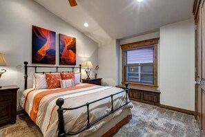 4 makuuhuonetta, silitysrauta/-lauta, ilmainen Wi-Fi, vuodevaatteet