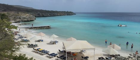 Una spiaggia nelle vicinanze