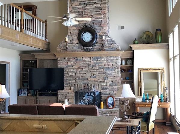 Télévision, cheminée, écrans d'ordinateur