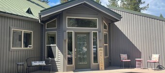 Family Home-SHARC PASSES-20 Minutes to Mt Bachelor, Hot Tub, Ping Pong Table.