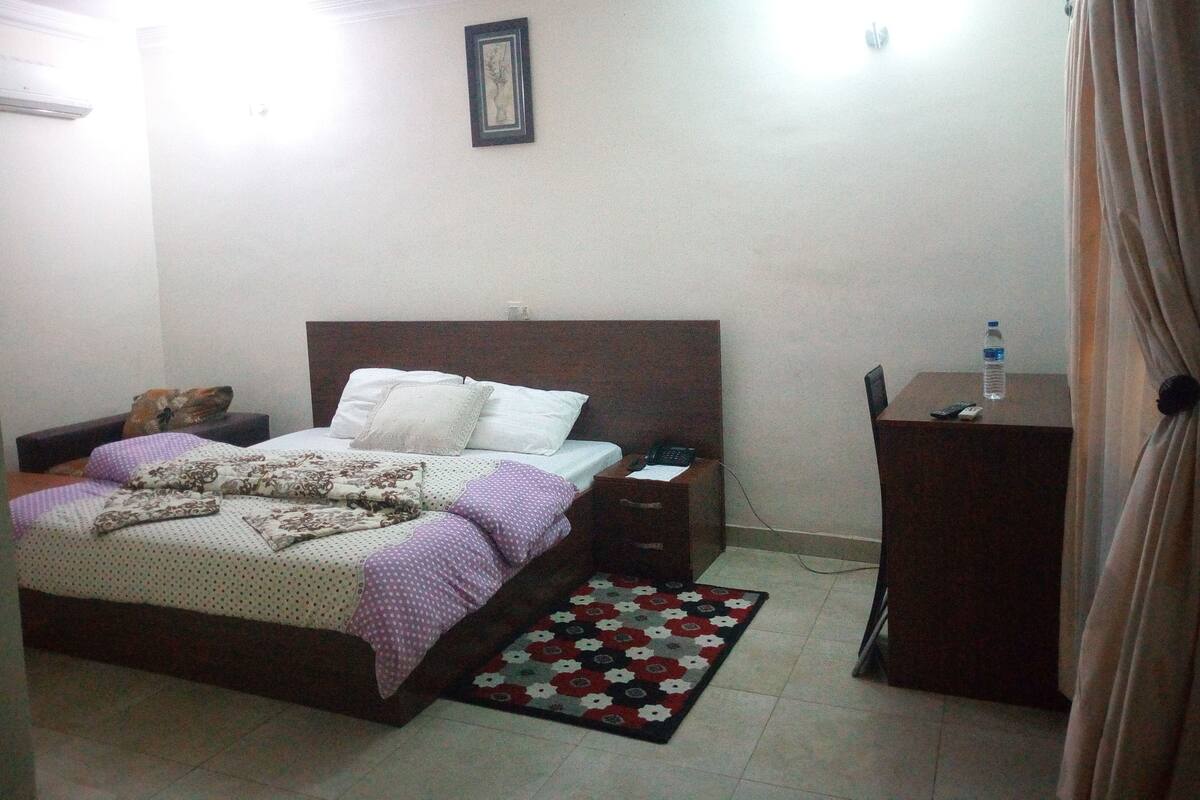 Premium bedding, minibar, desk, blackout curtains
