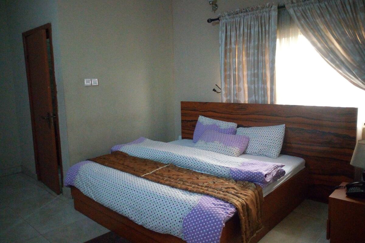 Premium bedding, minibar, desk, blackout curtains