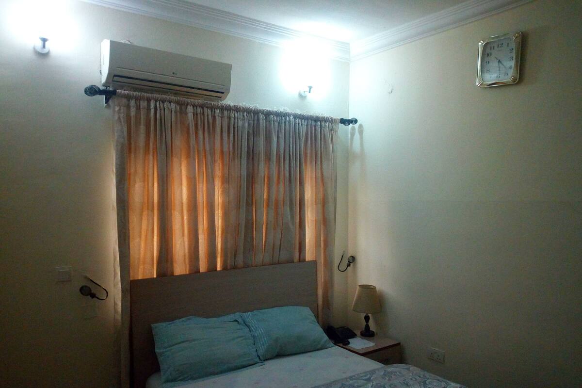 Premium bedding, minibar, desk, blackout curtains