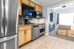 Fridge, microwave, stovetop, dishwasher