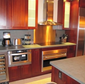 Réfrigérateur, micro-ondes, four, plaque de cuisson