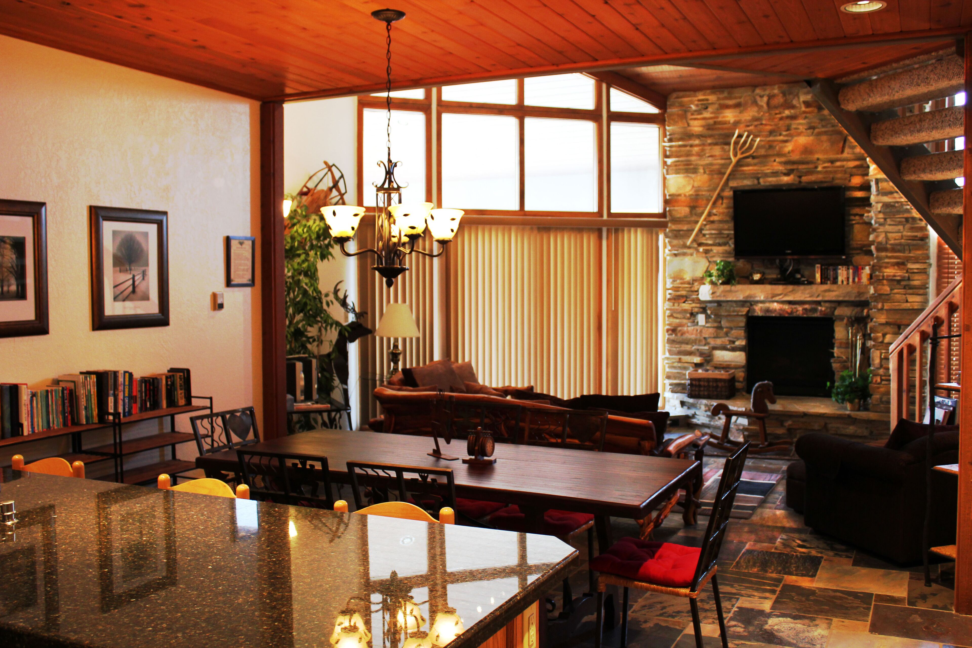 100yds to LowerDV Snow Park, Penthouse, Private Hot Tub on deck w'views