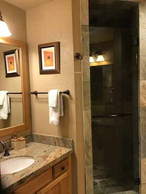 Badewanne, Regendusche, Haartrockner, Handtücher