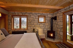 Iron/ironing board, free WiFi, bed sheets - Charming Bed & Bath Suite Available Nightly (Manhattan)