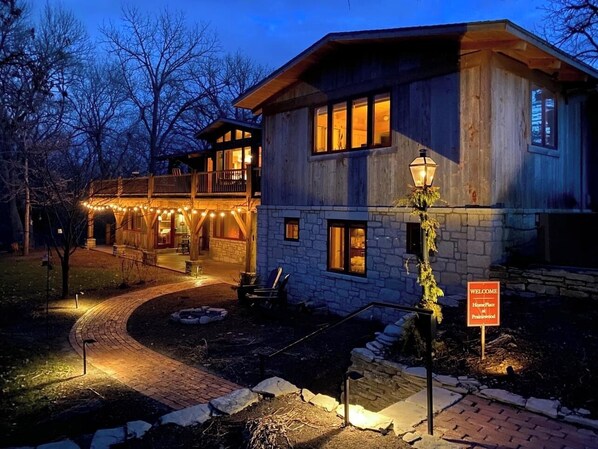 Exterior - Charming Bed & Bath Suite Available Nightly (Manhattan)