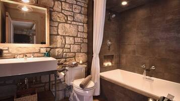 Combined shower/tub, eco-friendly toiletries, hair dryer, towels