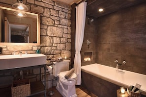 Combined shower/tub, eco-friendly toiletries, hair dryer, towels - Charming Bed & Bath Suite Available Nightly (Manhattan)